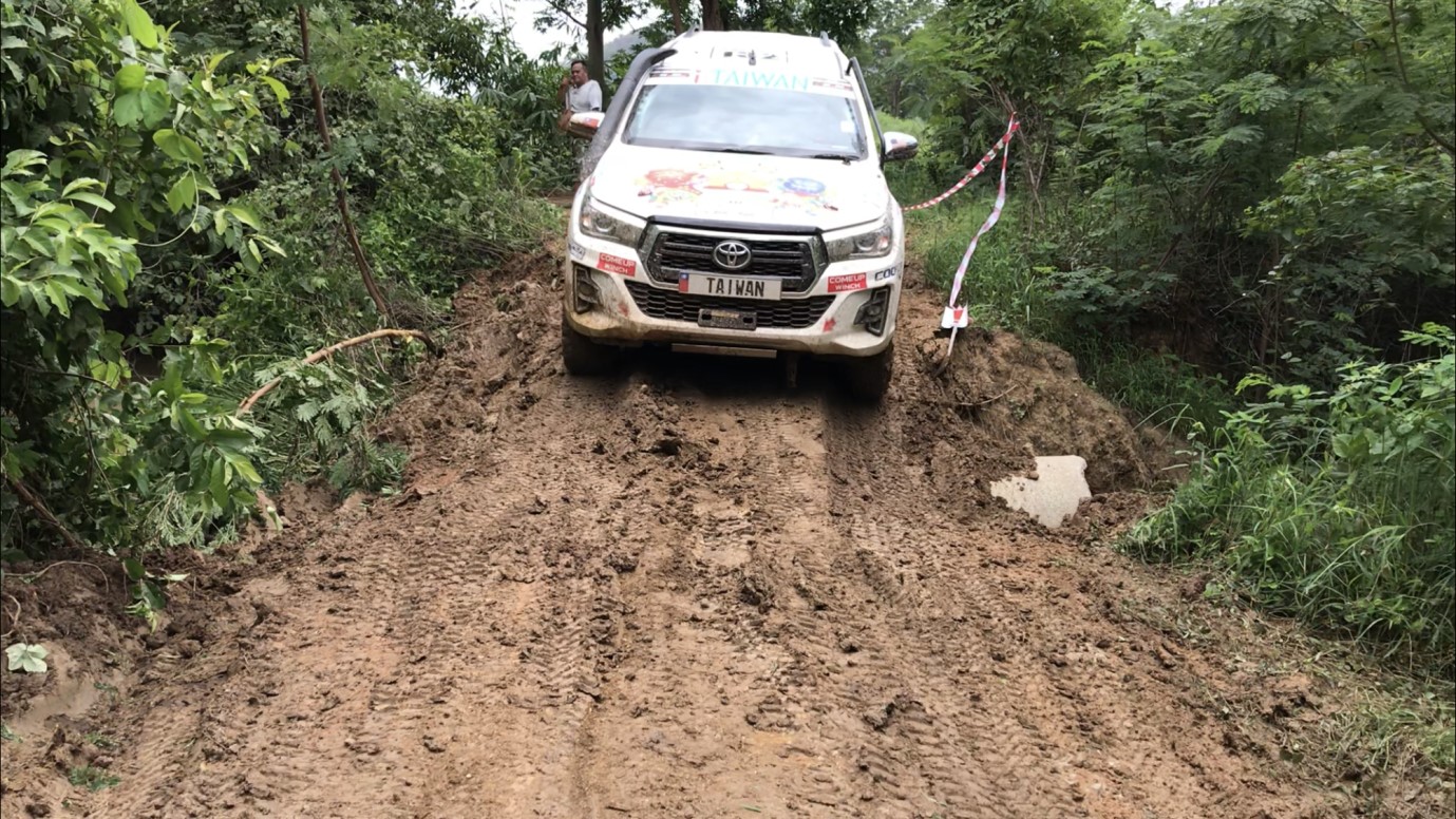 Passing through the slope that is full of mud requires instructions from the team member in order to avoid the issue of car flipping.
